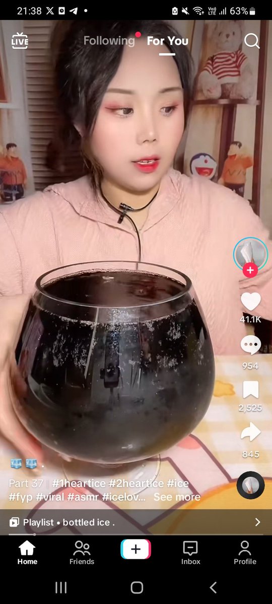 yo sirviendome un vasito de mi coca zero