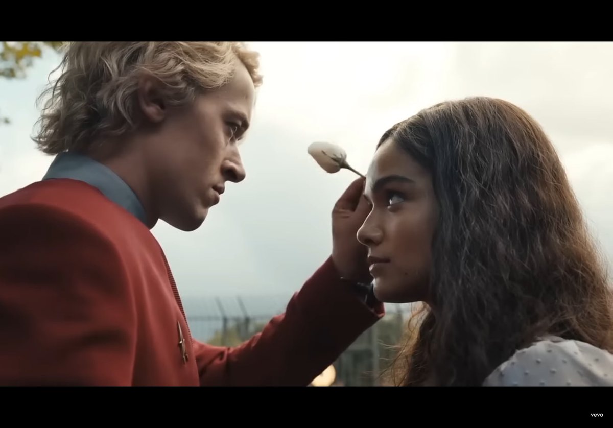NoorAlmuzaffar's tweet photo. Ellie Goulding WALKED with Beating Heart for Divergent so Olivia Rodrigo could RUN with Cant Catch Me Now for The Ballad Of Songbirds and Snakes 

🤍 

@Lionsgate @LionsgateUK 
#TBOSBAS #DIVERGENT https://t.co/u8om9qkFwe