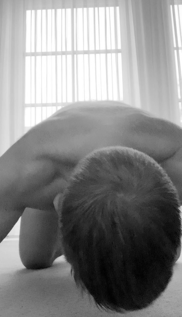 Als unterwürfiger Sklave suche eine Herrin, der ich live gegen Tribut dienen darf. Interesse? #BookASlave #SchuheLecken #Trampling #Aschenbecher #Spucknapf #Fußablage