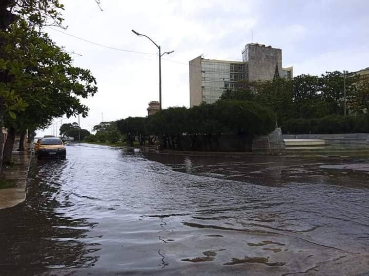 ACN_Cuba's tweet photo. 🌊🌊Se reportan penetraciones del mar en zonas bajas de La Habana como consecuencia de un centro de bajas presiones extratropical. https://t.co/f3UDjUsdyU