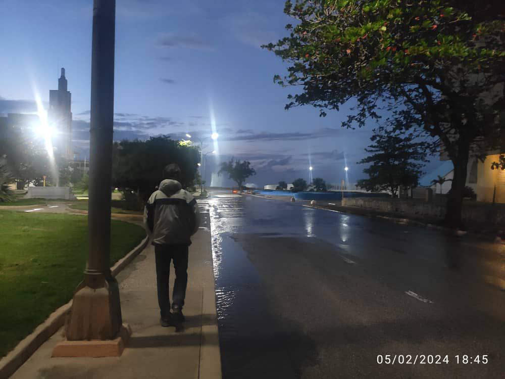 ACN_Cuba's tweet photo. 🌊🌊Se reportan penetraciones del mar en zonas bajas de La Habana como consecuencia de un centro de bajas presiones extratropical. https://t.co/f3UDjUsdyU