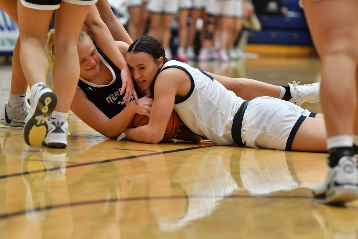 🏀 | We have a good one between No. 1 and No. 6! <a href="/CUNEwbb/">Concordia-NE WBB</a> leads by two at the break.

📸: Evyn Carpenter