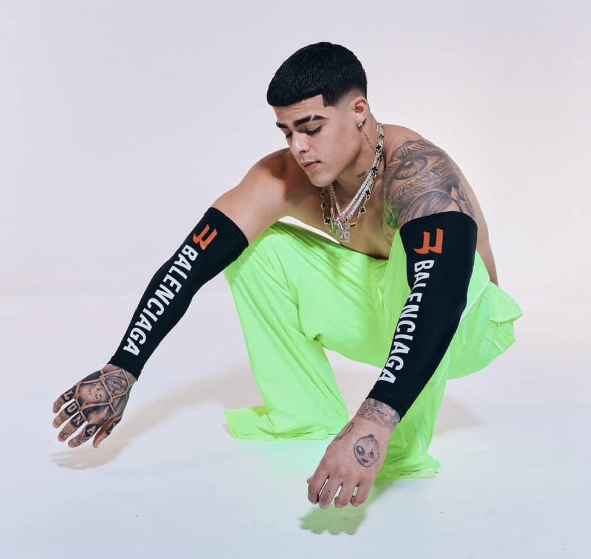 sin condón en cuatro parados misionero misionero al revés en el balcón de cuchara cowboy reverse cowboy lotus frente al espejo upside down inside out una pierna arriba en el piso en la cama en el sillón contra la pared en la cocina en la ducha en público en el jardín en la playa