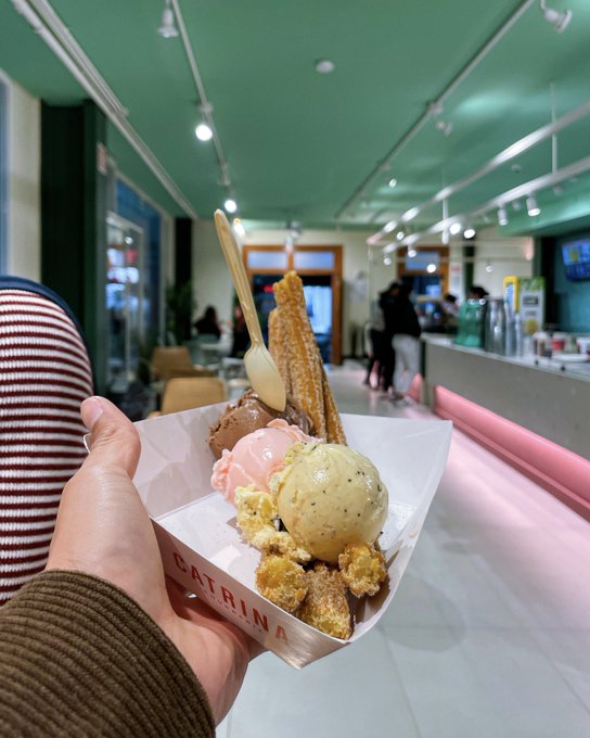 Unos ricos churros con helado para una noche fresca en la zona rosa 😋 https://t.co/y3LtG7hvsX