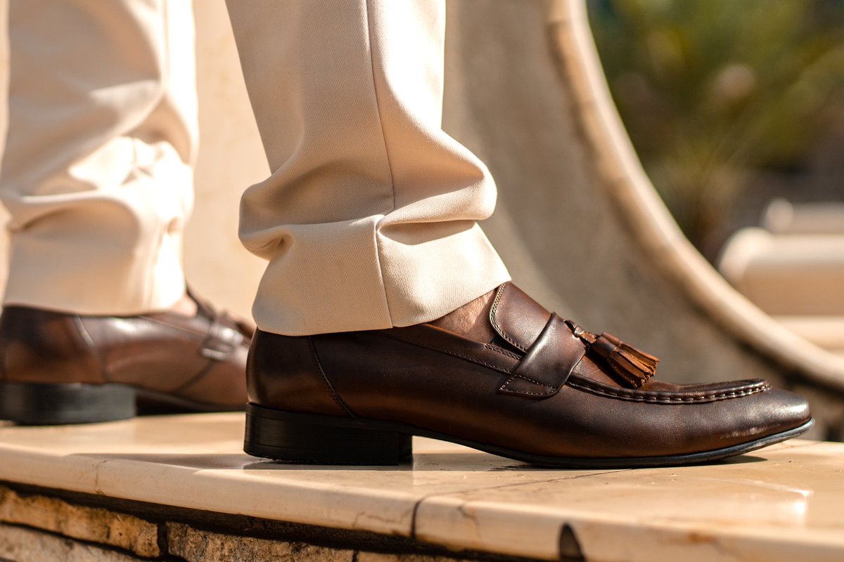 Los zapatos adecuados para combinar este tipo de outfits deben ser Loafers de piel genuina con o sin borlas, preferiblemente tono Café para garantizar un contraste ideal. 

#incendio #CristianoRonaldo #GRAMMYs2024 #GRAMMYsTNT #MarryMyHusband #MEGAINCENDIO #NayaFacil #Quilpue