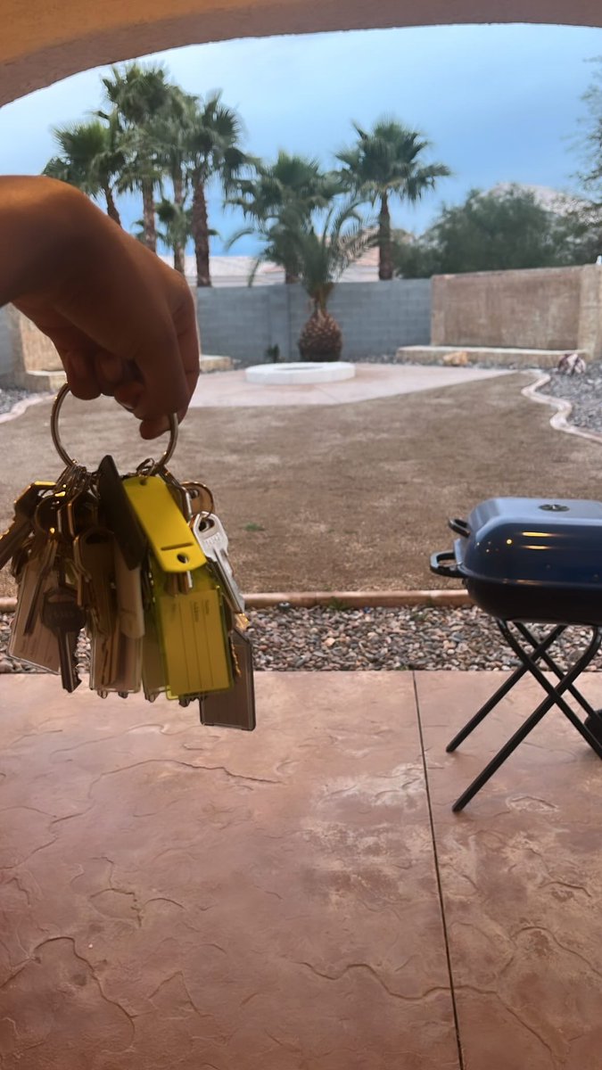 tinkbouttabagg's tweet photo. Meanwhile I been BUSY come get a house or sum💋 #KeysInHand https://t.co/BUyTlJmM1N