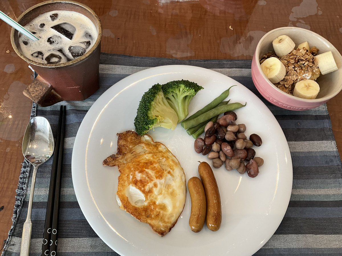 jummy_chubby's tweet photo. 今朝の旦那メシ
☑️コーヒー
☑️プレート(ウィンナー、目玉焼き、豆、ブロッコリー、インゲン)
☑️ヨーグルト、りんご、バナナ、バーリーマックス

今日もお腹いっぱい。バーリーマックスを始めて3週間位。
こいつはすごい。オーストラリア政府が頑張った賜物。
#糖質制限　#バーリマックス https://t.co/X5QulblMT4