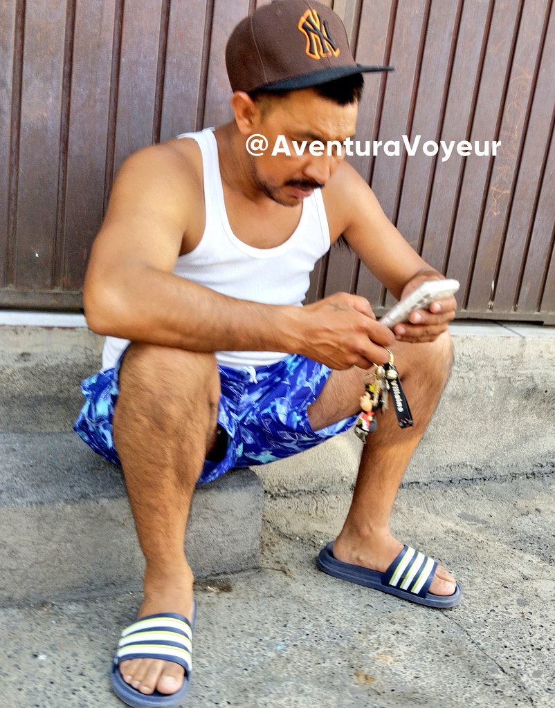 AventuraVoyeur's tweet photo. Quién se acuerda del que le pregunté dónde quedaba tal cosa nomás para ver por esa rendija 🤭🤤 #heterosengañados #lunesdemorboyprovocación https://t.co/w9nQDLATkU