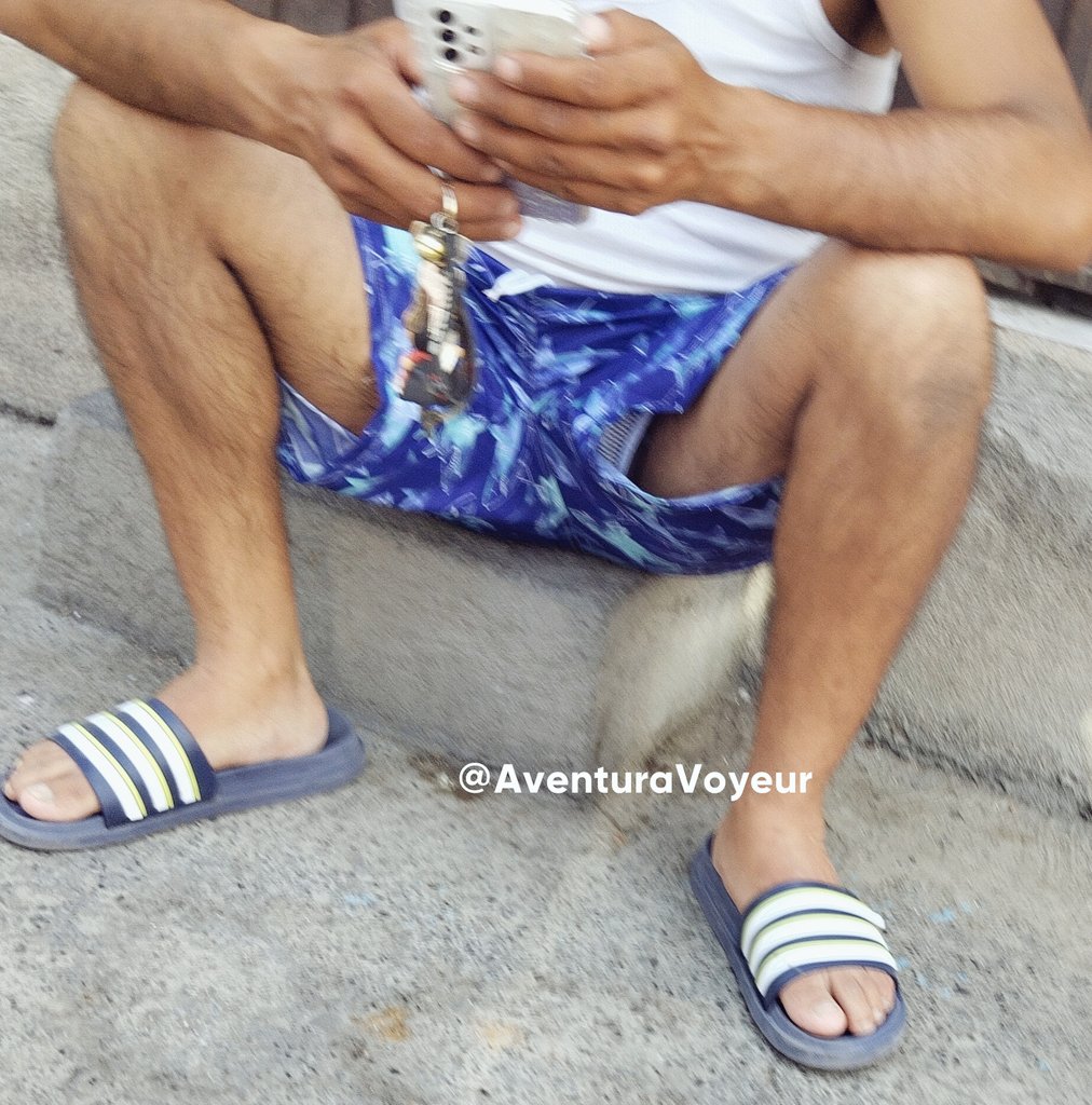 AventuraVoyeur's tweet photo. Quién se acuerda del que le pregunté dónde quedaba tal cosa nomás para ver por esa rendija 🤭🤤 #heterosengañados #lunesdemorboyprovocación https://t.co/w9nQDLATkU