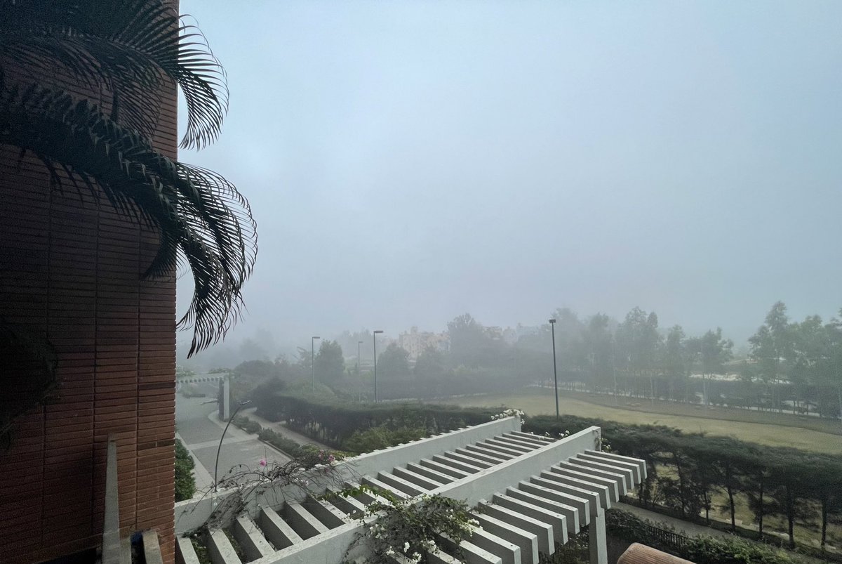 4eo's tweet photo. Whats this behaviour #Luru. Not that am complaining 🥶 https://t.co/p4arixjQWv