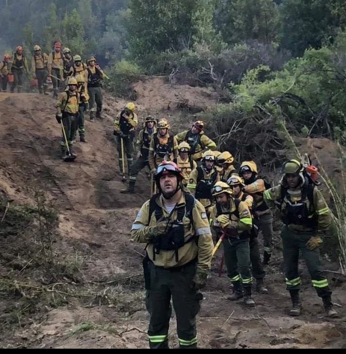 arielilobo's tweet photo. Trabajadores del Estado siempre en la primera línea combatiendo el fuego. Están precarizados sus contratos vencen en marzo y aún así lo dejan todo.
#PaseAPlanta #ATE #PNLosAlerces #IncendiosIntencionales #NoAlDNUyLeyOmnibus https://t.co/hLRciSGMfK