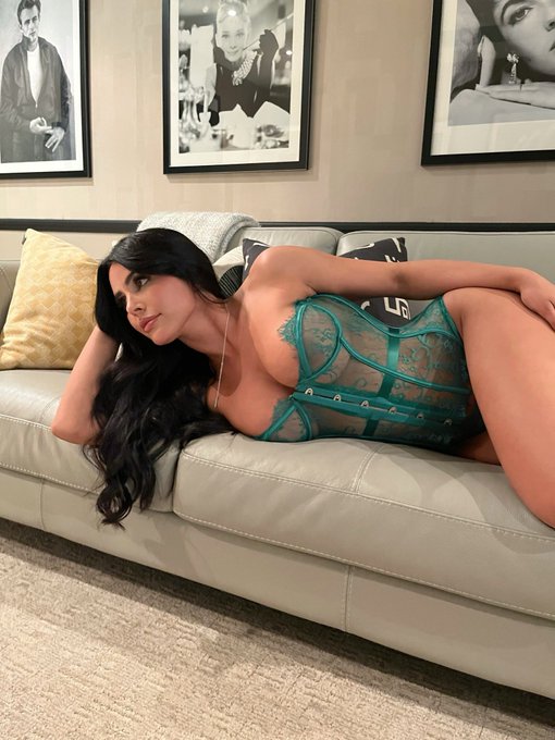 can i be your Valentine? 🥀 https://t.co/NmH7RAuaeO