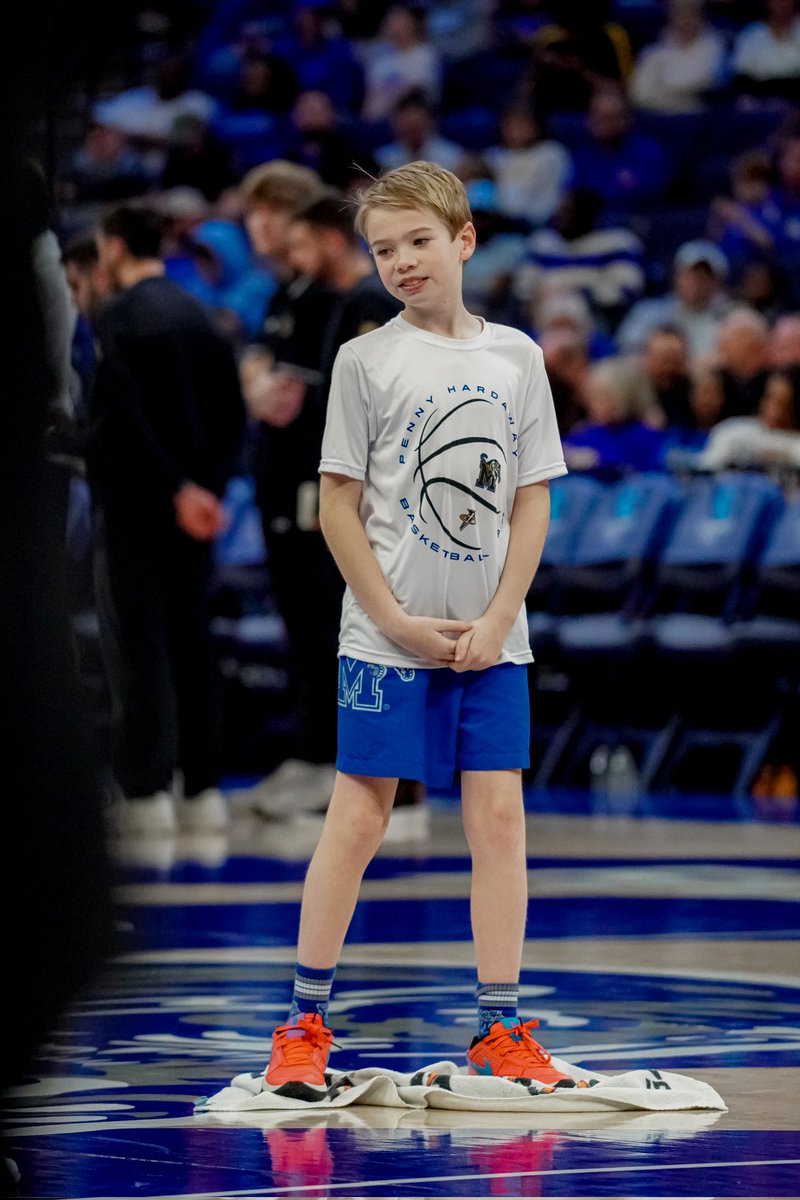 .@4Starsportsmadi does it again behind the 📷! .@CoachDarby_Rich here is another great shot of your little Tiger! .@Memphis_MBB GTG!