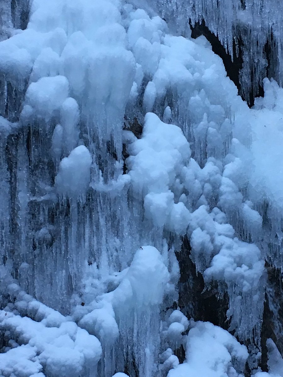 昨日雪凄かった！
今日は久し振りにスノーブーツ的なのを履いてきた。帰る頃には溶けてるかな。
軽くて暖かくて買って良かった☺️

最後に履いたのは数年前に払沢の滝に行った時。
また行きたいな😄
