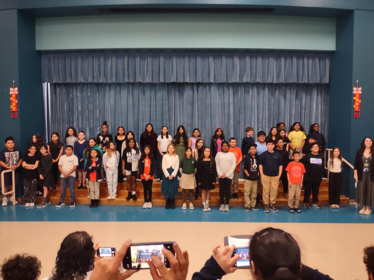 SGPDragons's tweet photo. 🌟 SSGP Spotlight 🌟

✨ Mesmerizing night! 🎤🥁 SSGP Singers &amp; Dragon Drummers rocked the stage! Big thanks to all who joined!
👏🏆 Kudos to Ms. Carmody &amp; our talented students for their hard work. 🌈🎶
👨‍👩‍👧‍👦 #SSGPSuccess #MusicMagic 🚀💙
@HoustonISD
@DrLauraStoutPMP
@Reg_Fisher1 https://t.co/0QrMq0A8S3