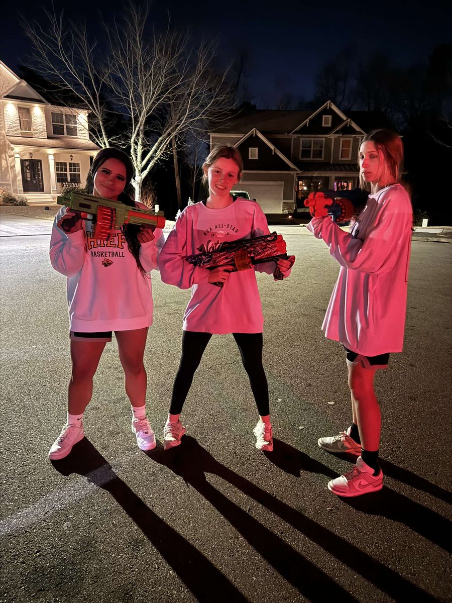 hotballshs's tweet photo. EMMA WITH ANOTHER KILL!! even though she got out as well score is 4-4 @shsnerf2024 @DirtyDartDevils https://t.co/tIOJ5svs9R