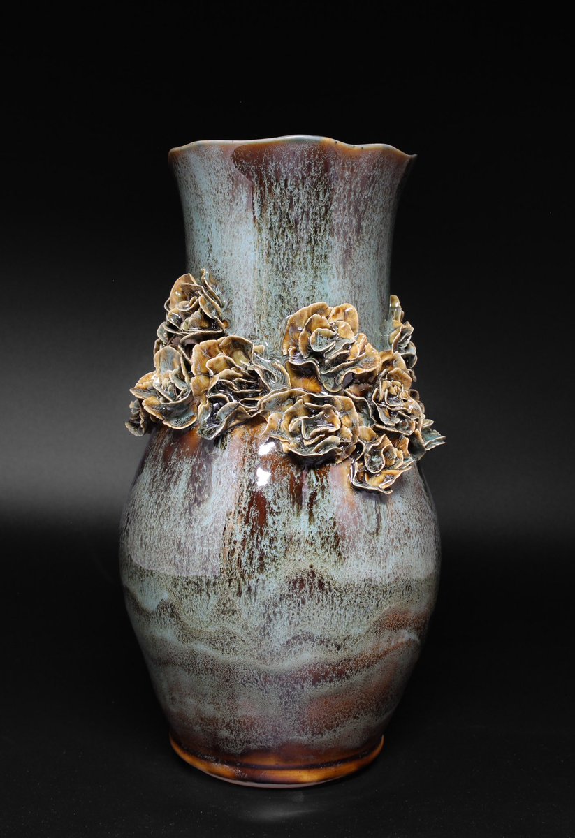 UntitledSquare's tweet photo. This piece is called 𝓓𝓪𝓶𝓪𝓼𝓴 𝓡𝓸𝓼𝓮 from our 𝓖𝓵𝓪𝓼𝓼 𝓖𝓪𝓻𝓭𝓮𝓷 collection. It is available on Etsy. Check our bio for the link. #handmadeceramics #contemporaryceramics  #ceramicshare #functionalceramics  #potteryart #smallbusiness #art #womeninbusiness https://t.co/gVkMKTIr5o
