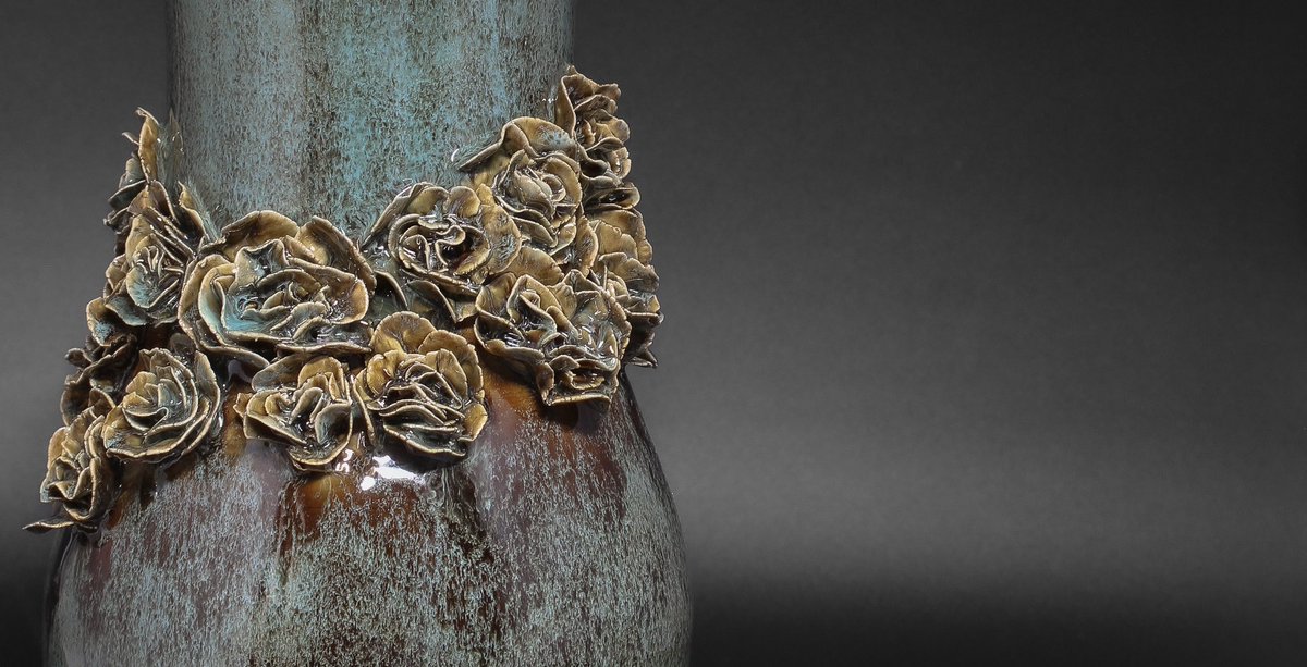UntitledSquare's tweet photo. This piece is called 𝓓𝓪𝓶𝓪𝓼𝓴 𝓡𝓸𝓼𝓮 from our 𝓖𝓵𝓪𝓼𝓼 𝓖𝓪𝓻𝓭𝓮𝓷 collection. It is available on Etsy. Check our bio for the link. #handmadeceramics #contemporaryceramics  #ceramicshare #functionalceramics  #potteryart #smallbusiness #art #womeninbusiness https://t.co/gVkMKTIr5o