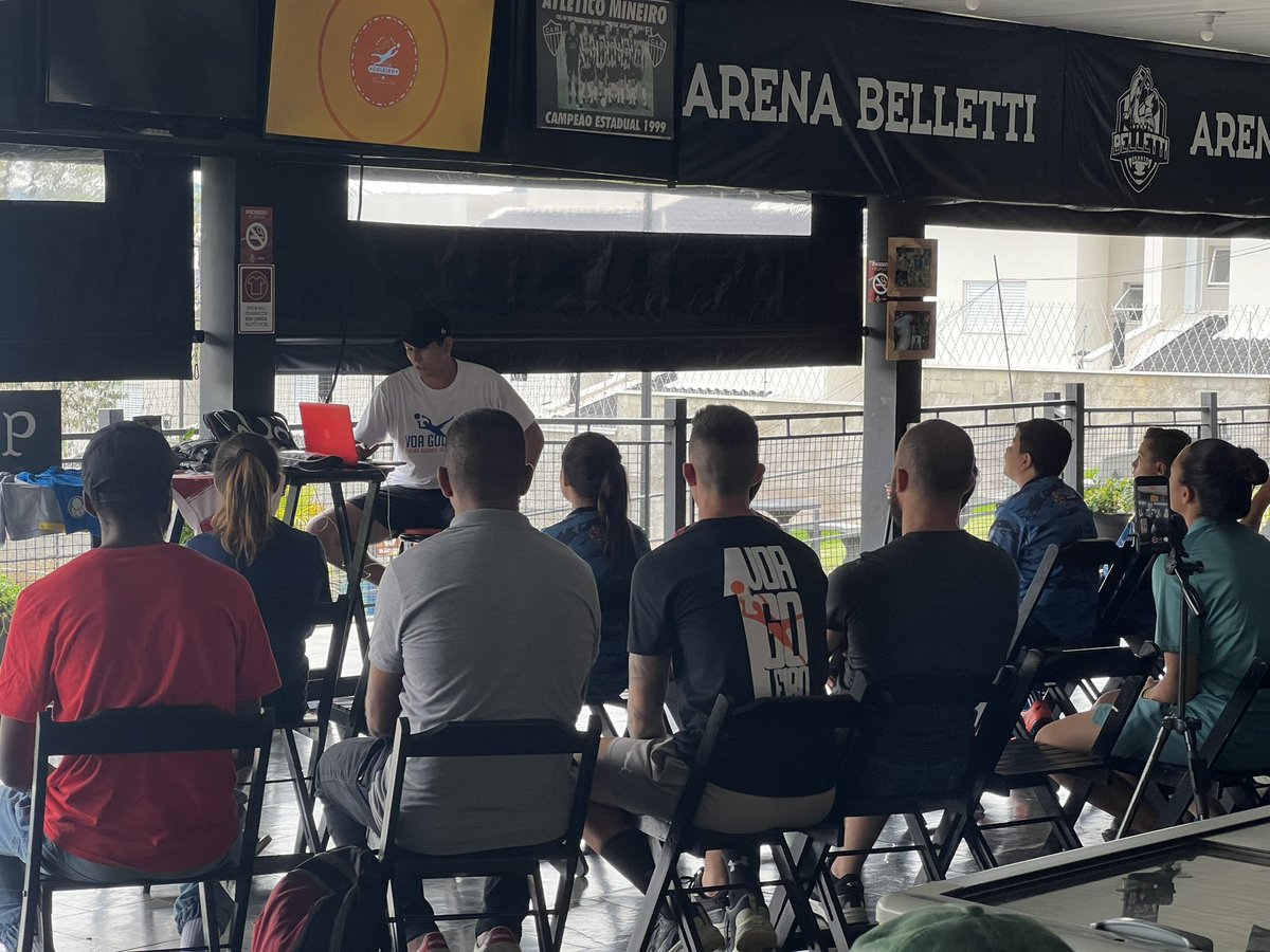 voagoleiro's tweet photo. 1 Workshop Voa Goleiro em parceria com @michelrecarti1

Nasce da necessidade de compartilhar aquilo que estudamos, praticamos e refletimos a respeito, por vezes vcs ouviram que ñ estávamos falando de verdades absolutas e sim a nossa maneira de ver e preparar os goleiros p o jogo https://t.co/RsudTgcULD