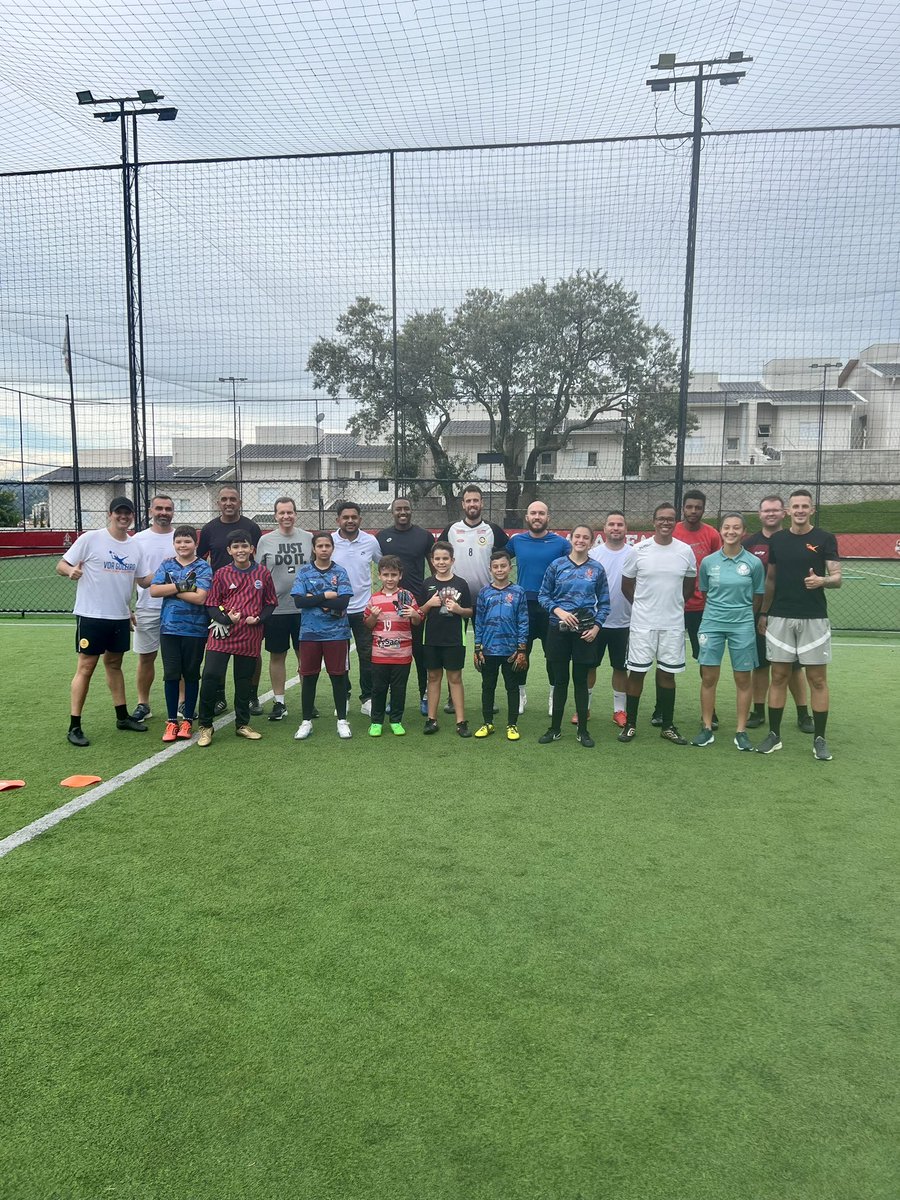 voagoleiro's tweet photo. 1 Workshop Voa Goleiro em parceria com @michelrecarti1

Nasce da necessidade de compartilhar aquilo que estudamos, praticamos e refletimos a respeito, por vezes vcs ouviram que ñ estávamos falando de verdades absolutas e sim a nossa maneira de ver e preparar os goleiros p o jogo https://t.co/RsudTgcULD