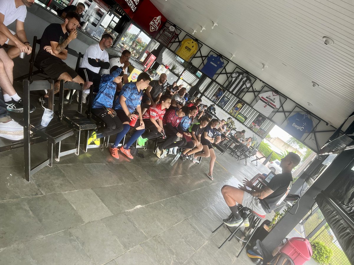 voagoleiro's tweet photo. 1 Workshop Voa Goleiro em parceria com @michelrecarti1

Nasce da necessidade de compartilhar aquilo que estudamos, praticamos e refletimos a respeito, por vezes vcs ouviram que ñ estávamos falando de verdades absolutas e sim a nossa maneira de ver e preparar os goleiros p o jogo https://t.co/RsudTgcULD