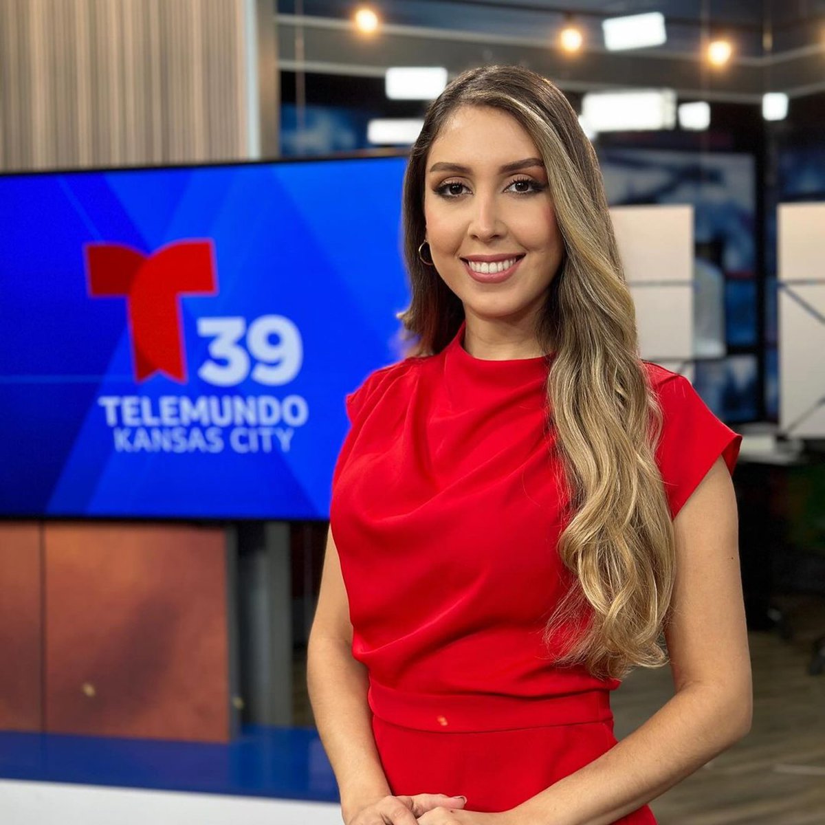 TelemundoKC's tweet photo. Felicidades a nuestra presentadora del tiempo @karlagiltv en #NationalWeatherPersonDay 🌤️☔️❄️
Extendemos la felicitación a el equipo de meteorólogos de @kmbc, gracias por la alianza para informar las condiciones del tiempo a nuestra comunidad.
#wxkc #PrimeraAlerta #KansasCity https://t.co/SSYsxfcbFQ