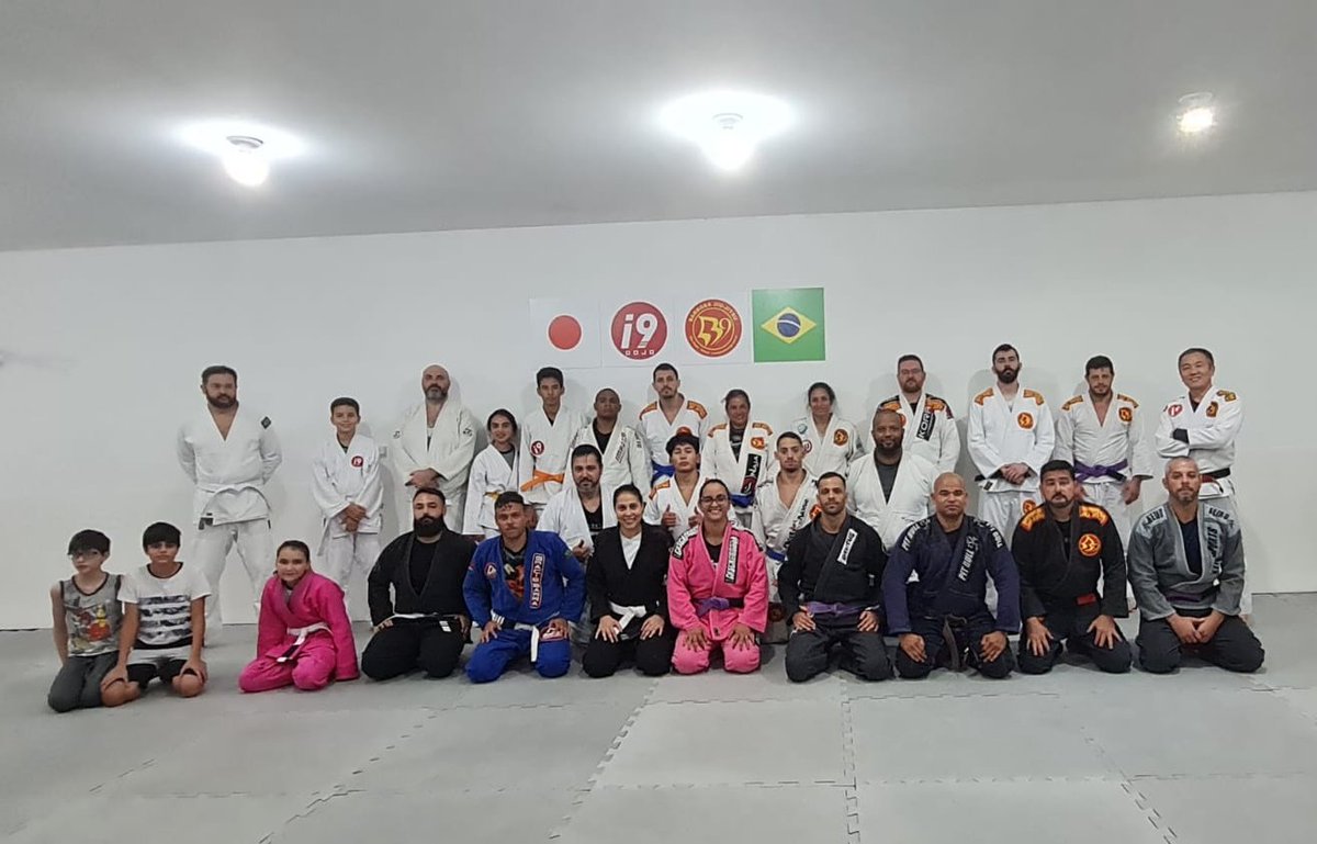 Preparando essas feras para a próxima fase do Jiu-Jítsu Regional. O futuro da arte suave é aqui.
#jiujitsufeminino #jiujitsu #bjj #bjjkids #i9dojo #ribeiraopires #iuquio