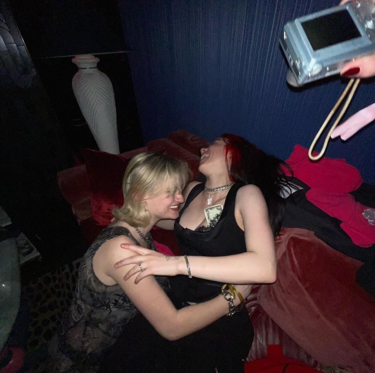 GOLDWINGBLL's tweet photo. el sueño de cualquier piba, ir a una joda con billie https://t.co/0Gj9Fjb3YH