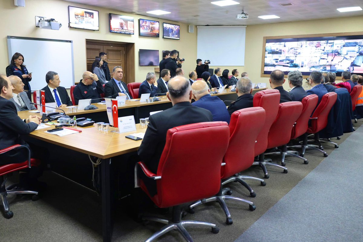 6 Şubat Depremlerinin birinci yıldönümünde Afet ve Acil Durum Yönetim Merkezindeyiz. 
Depremin yaralarının sarılması sürecinde, ilk günden itibaren Mersin İlimizde yerine getirilen çalışmaları değerlendiriyor, depremlerde kaybettiğimiz vatandaşlarımızı rahmetle yad ediyoruz.