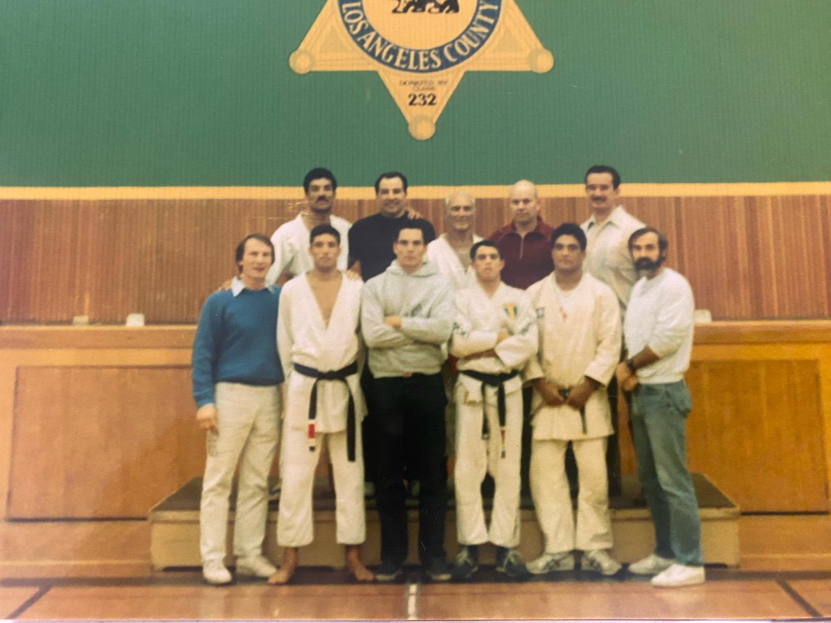 Back row: Rorion, Lt. Armstrong (Torrance PD) GM Helio, Dick Augustine (TPD) John Fernandes (LA Sheriff’s ) 

Front row: Hal Faulkner, Royce, Relson, Royler, Rickson, Sgt. Tom Dempsey (TPD) at a demo at the Sheriff’s Academy back in the 80’s.

#Gracie #GracieJiujitsu #Rorion