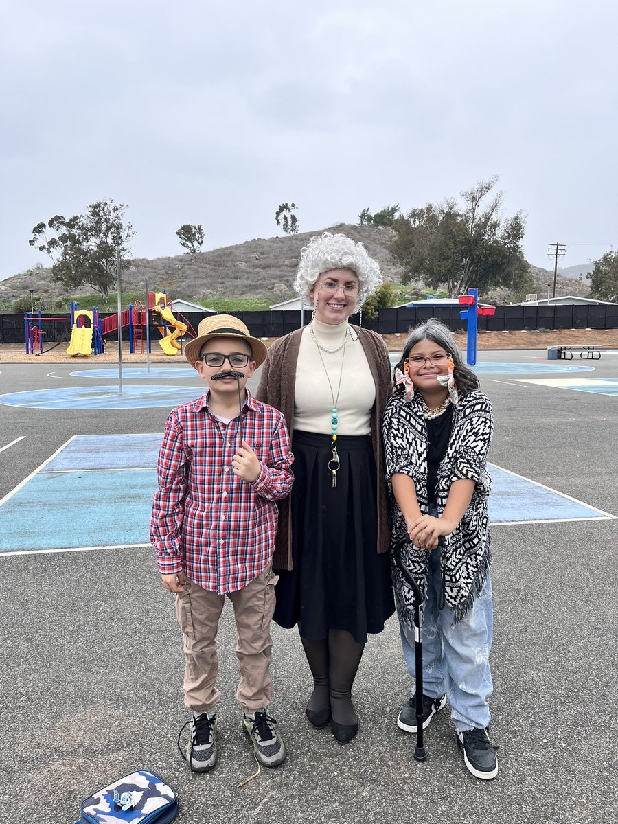 Ms_H5thGrade's tweet photo. Happy 100th Day of School! How many squats and jumping jacks can you do in 100 seconds? https://t.co/aeTo9JlIUw