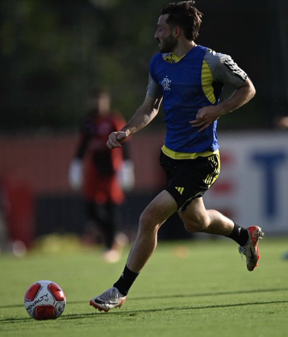 PatriaRub_Negra's tweet image. 🚨💢🔴⚫️
#MatíasViña fez seu primeiro treino tático com elenco nesta segunda-feira (5).

Apesar disso, o lateral-esquerdo ainda segue como desfalque e não enfrenta o Botafogo. (🗞: @geglobo)

💻 @raflamello81