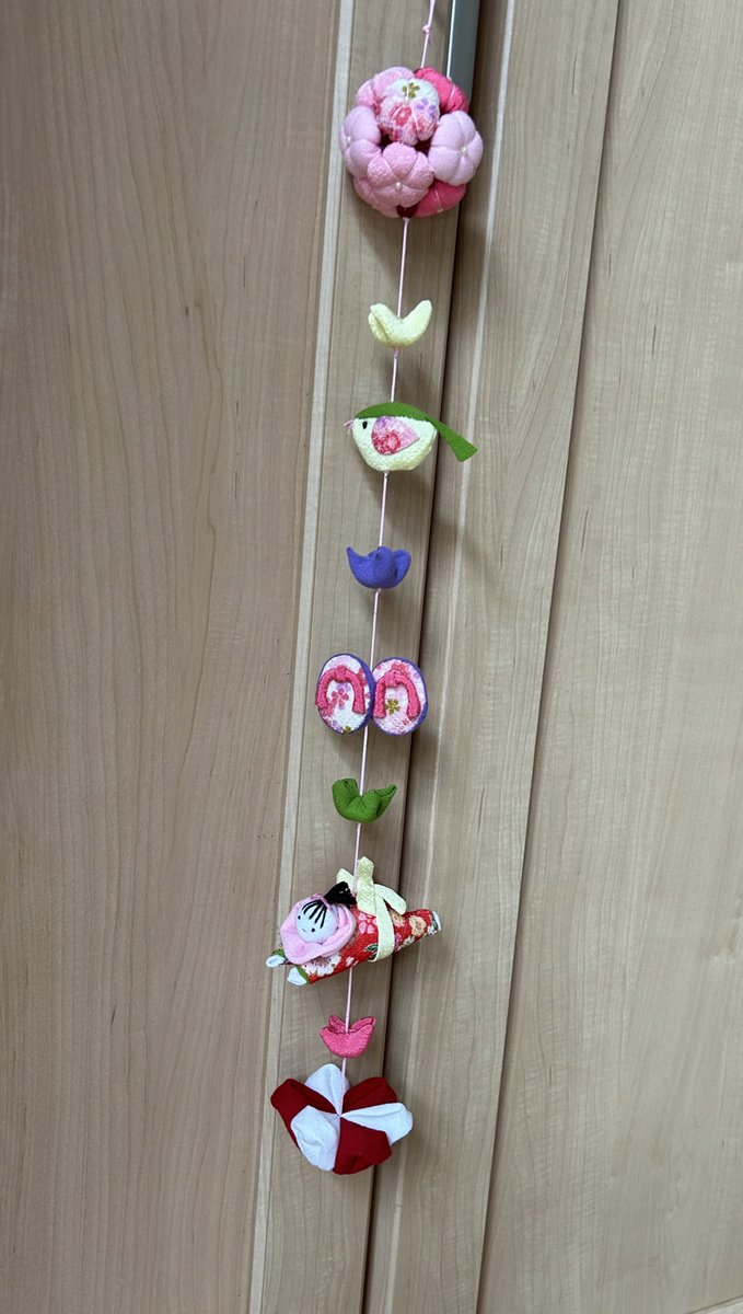 HandCra30158314's tweet photo. やっと孫ちゃん用吊るし飾り完成❣️
場所をとらないように壁に吊るせる形にした。
結婚してこの飾りを知った（育った土地には無かった風習）時から憧れていた物。
���週会いに行く時に持って行く。
楽しみ〜☺️ https://t.co/HEo6AxOxIy