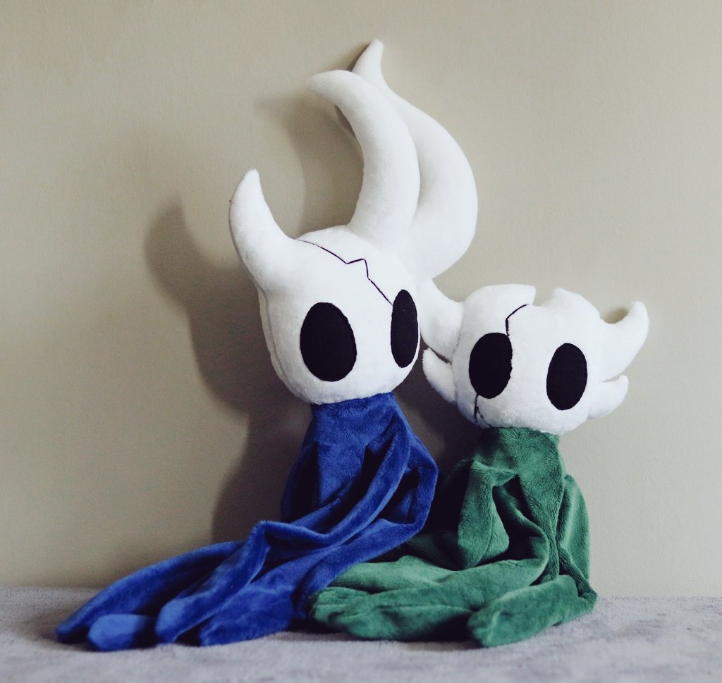 Two Vessels that escaped the Abyss but didn't quite make it... 😢 but in the alternative universe they did make it and are all happy now, even with scars from the past.🥲

#brokenvessel #greenpathvessel #hollowknight #hollowknightart #hollowknightfanart