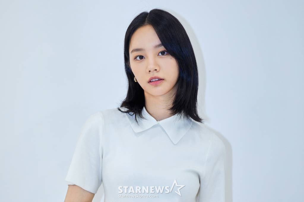 #LeeHyeri reportedly to lead TVING new 19+ GL drama <#FriendlyCompetition> based on the same name webtoon, it depicts Seul-gi becomes friends with Jaeyi, who is the first in the school and a heavyweight, as they get closer Seul-gi knows more about the secret behind Jaeyi and the