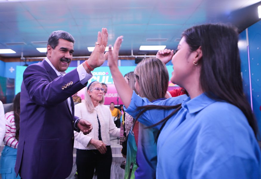 NicolasMaduro's tweet photo. ¡Jóvenes del País! Inicia el registro especial de la GMVJ a través del Sistema Patria para hacer la nueva historia por la Patria e independencia irreversibles. Les entrego el poder a ustedes y hagamos la nueva historia de aquí al 2030. ¡Vamos todos y todas a organizarnos y participar!