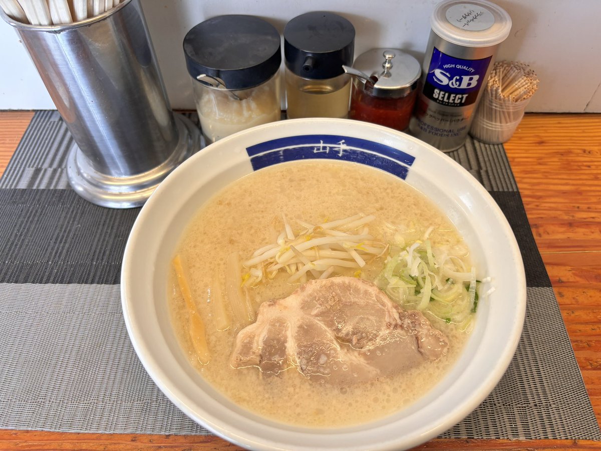 山手通りにも雪。ちなみにうちの名物は白い背脂をふわふわ散らした「ゆきラーメン」。なんだか今日にぴったり😳

朝はアルフィーを聴きながら開店じゅんび。らーめん食べにいらっしゃる方は、足元にお気をつけくださいね。