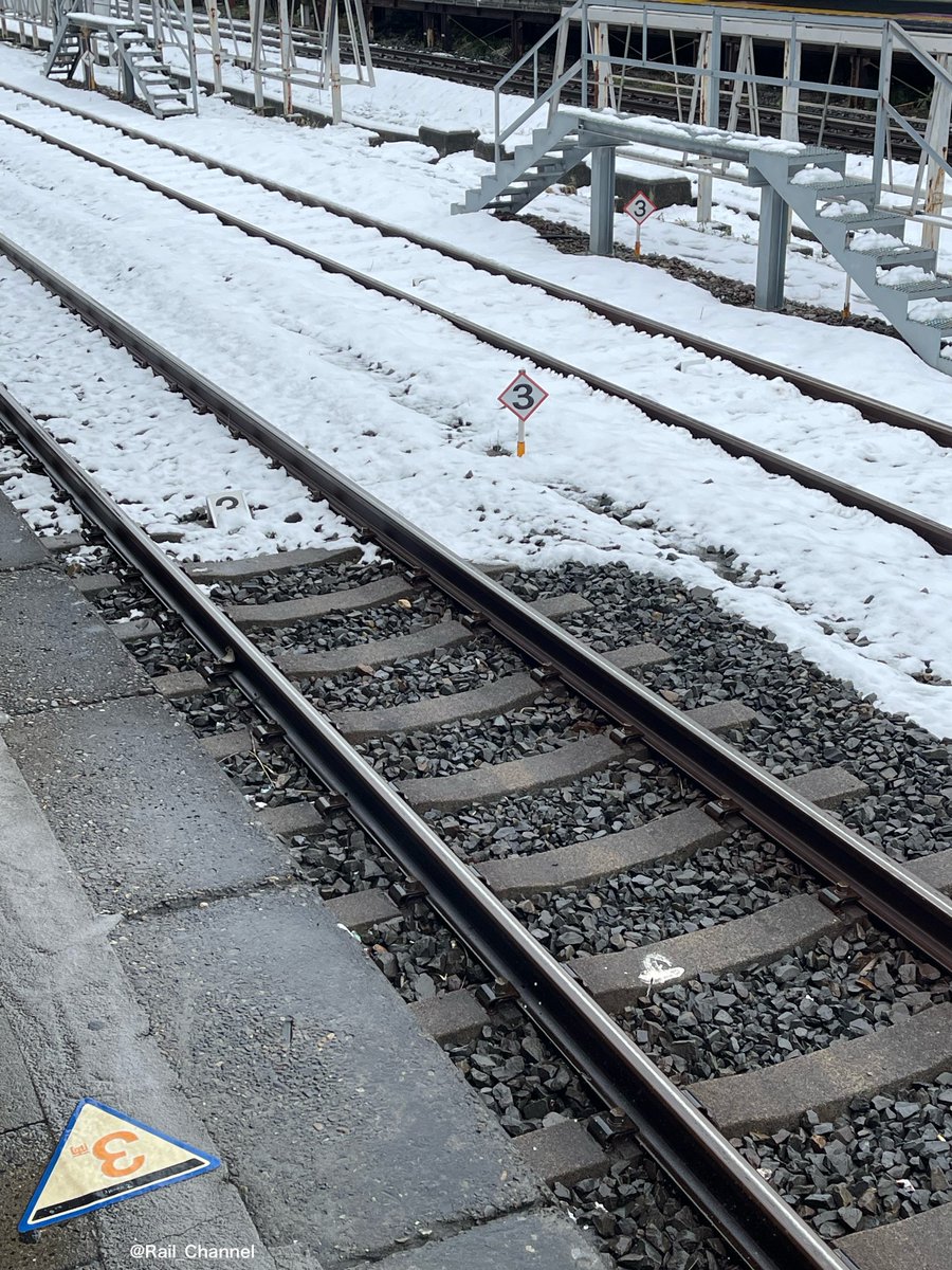 Rail_Channel's tweet photo. 2024.2.5 #アーバンパークライナー 1号 大宮行き #505F。春日部で打ち切ったあと4時間ほど春日部に停車。2353頃に北春日部へ。翌朝、長時間停車してたこともあり、3両分積雪してなかった
#500系 #リバティ #8000系 #81117F #野田線 #アーバンパークライン https://t.co/D8uwAP57vy