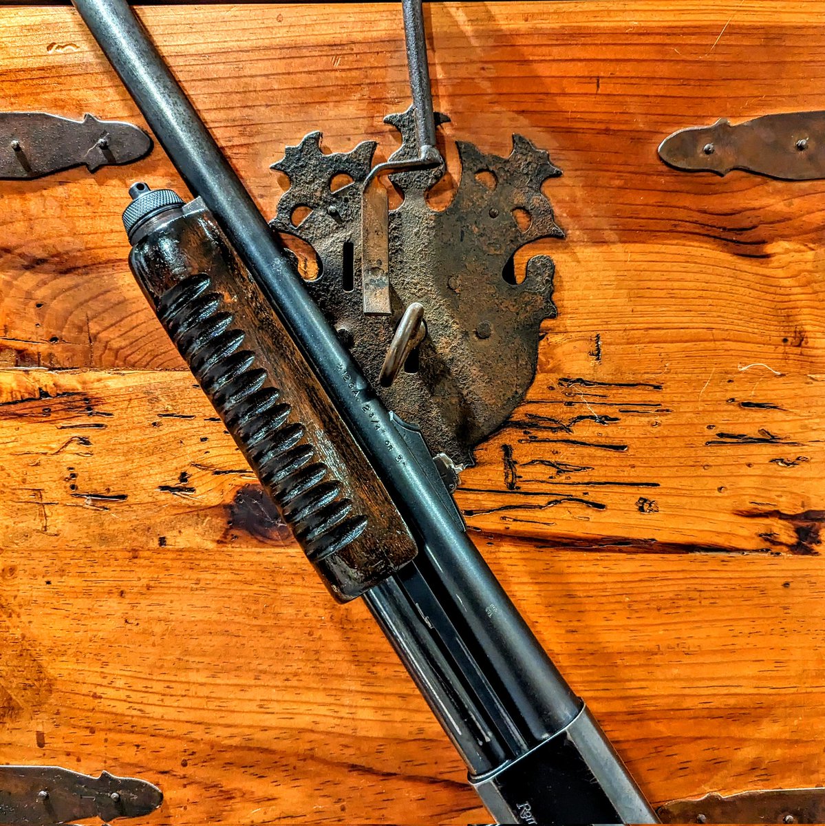 Type07Safety's tweet image. I was going to refinish it. But it's already kinda awesome 🥵

Any suggestions? 

#Remington #Police #Magnum  #shotgun