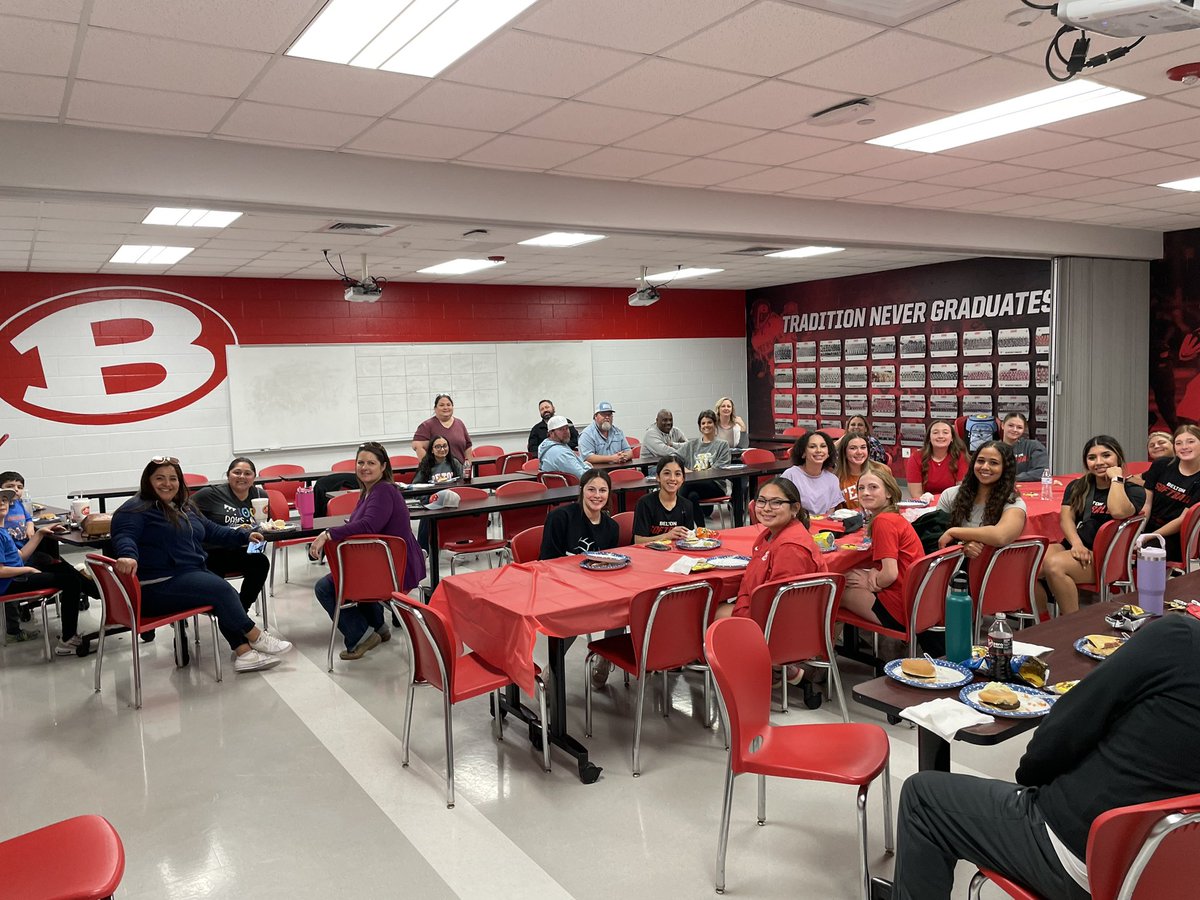 BHSLTSoftball's tweet photo. Great varsity family dinner tonight! #FamilyGetsItDone https://t.co/76uNfrEbb1