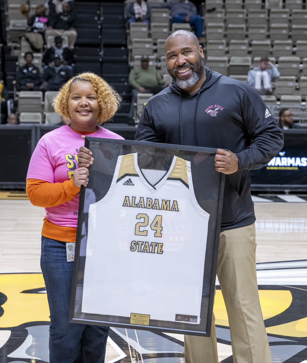 We Honored Breast Cancer Survivor Lateshia Provitt At Tonight’s Game 🩷

#SWARMAS1