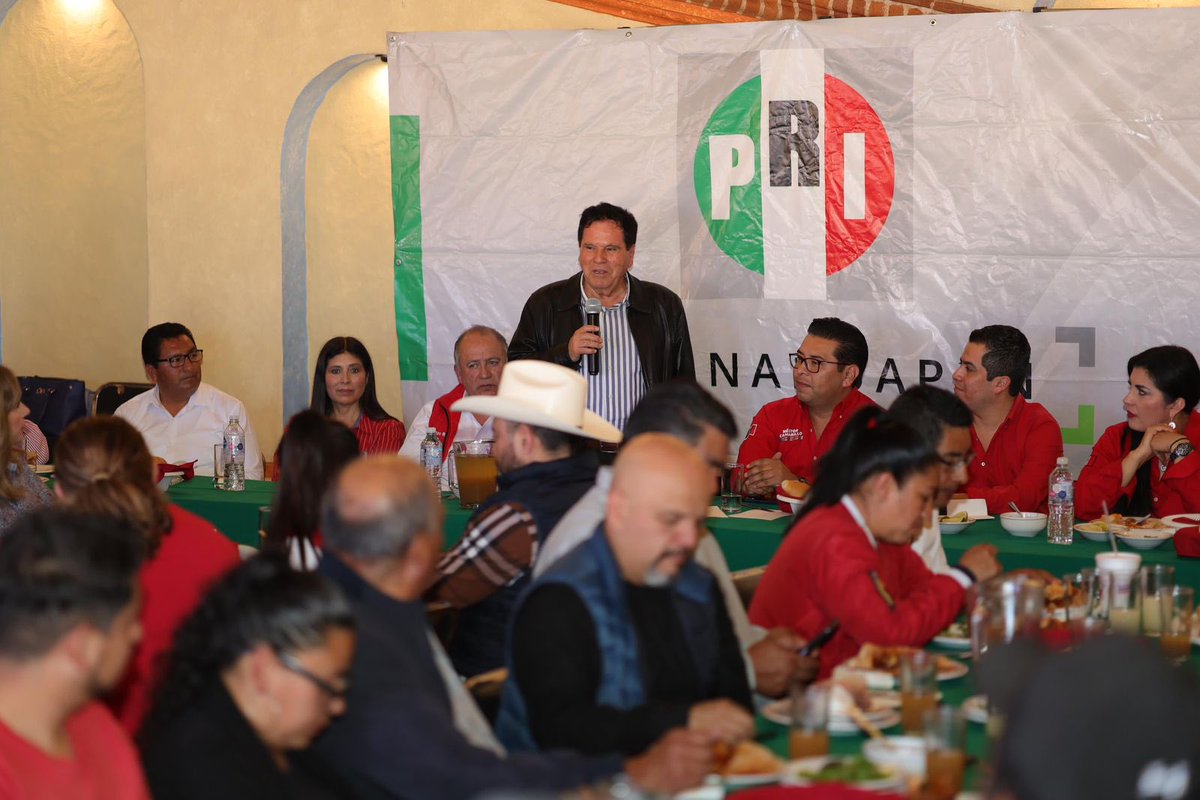Muy grato recibir en nuestro Pueblo Mágico Chignahuapan, al Delegado del <a href="/PRI_Nacional/">PRI</a> , <a href="/RobertoP_M/">Roberto Padilla Márquez</a> y al Presidente del <a href="/PRIdePUEBLA/">CDE PRI Puebla</a>, <a href="/NestorCamarillo/">Néstor Camarillo</a>, quien tomó protesta a mi estimado Castulo González como delegado del Distrito 03, con cabecera en nuestro municipio.
También