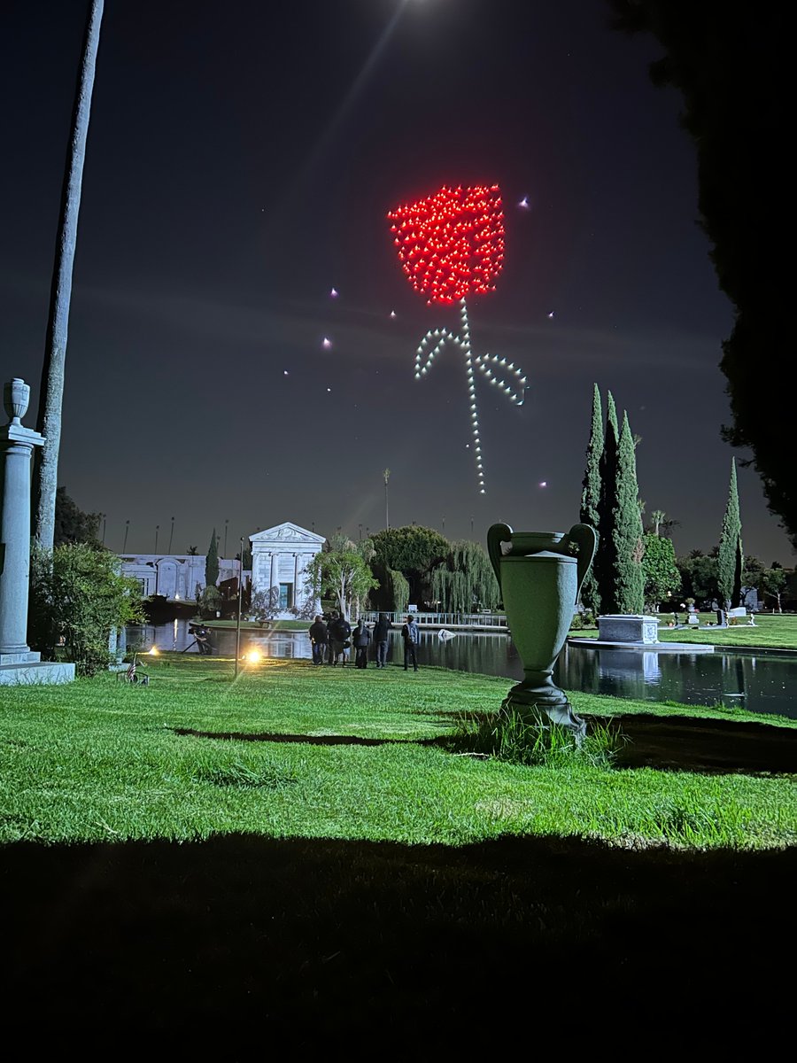 #DRONEROSE by the numbers: 
400 individually-programmed drones ✔️ 
400 feet in the Hollywood sky ✔️ 
5 minute drone show ✔️ 
1 epic date night ✔️ 
1 (or so) biiiiiig 💋 #TheBachelor #BachelorNation