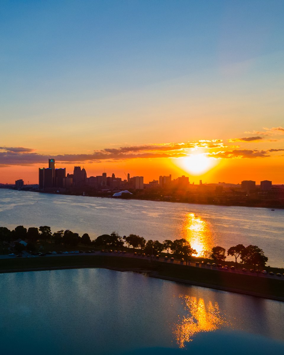 visitdetroit's tweet photo. Exciting Detroit news! We are exactly one week away from 6pm sunsets returning to Detroit. ☀️😎

Not only that, but just over a month from now (March 10th) the sun will set at 7:33pm and won’t set before 7pm again until all the way in October! 📸 Charles Falsetti https://t.co/uuLtX5PdbU