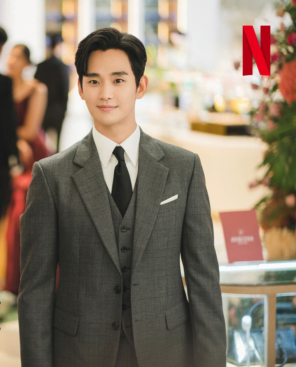 KimSoohyunshiph's tweet photo. Attention Swoonies! Brace yourselves for the arrival of Kim Soohyun, our legal director, Prince of Supermarket, and faithful hubby! ❤️ Get ready to swoon!
#KimSooHyun
#QueenOfTears
#NetflixContent https://t.co/6GQ4hbYJNK
