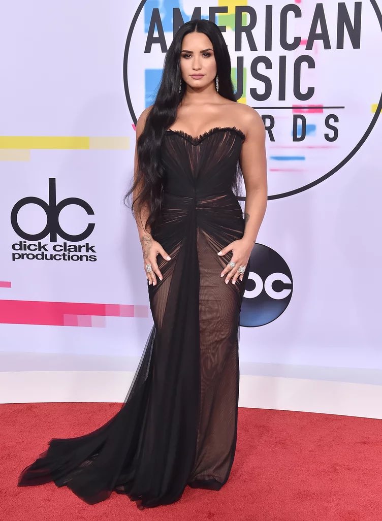 lonelylvato's tweet photo. one thing demi lovato will always do is serve ethereally in black gowns https://t.co/GYIr3aG4PL