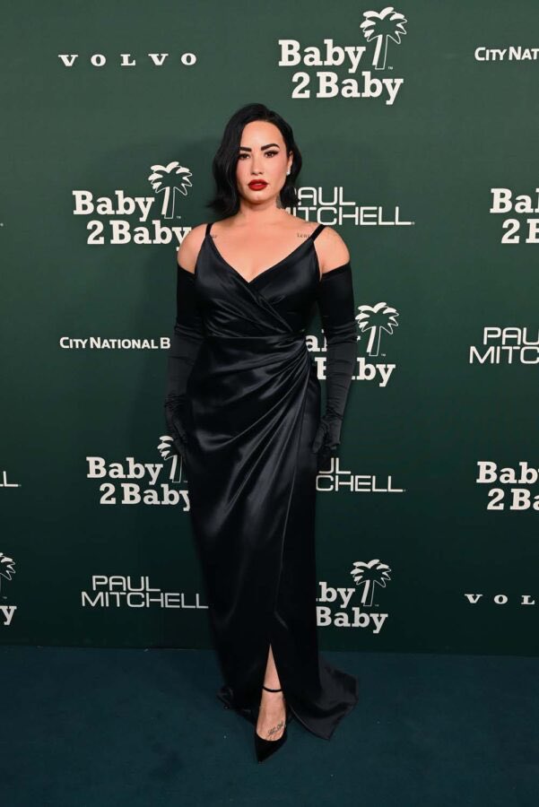 lonelylvato's tweet photo. one thing demi lovato will always do is serve ethereally in black gowns https://t.co/GYIr3aG4PL