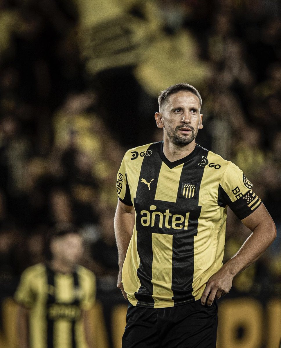 No voy a descubrir futbolisticamente a un tipo que jugó 14 años ininterrumpidos en Europa, pero el rol de líder que está ejerciendo si que me sorprende, y para bien. 

Estar cerca del juez, ordenar al equipo desde el fondo y brindar tranquilidad a los jóvenes. 

Hay capitán.