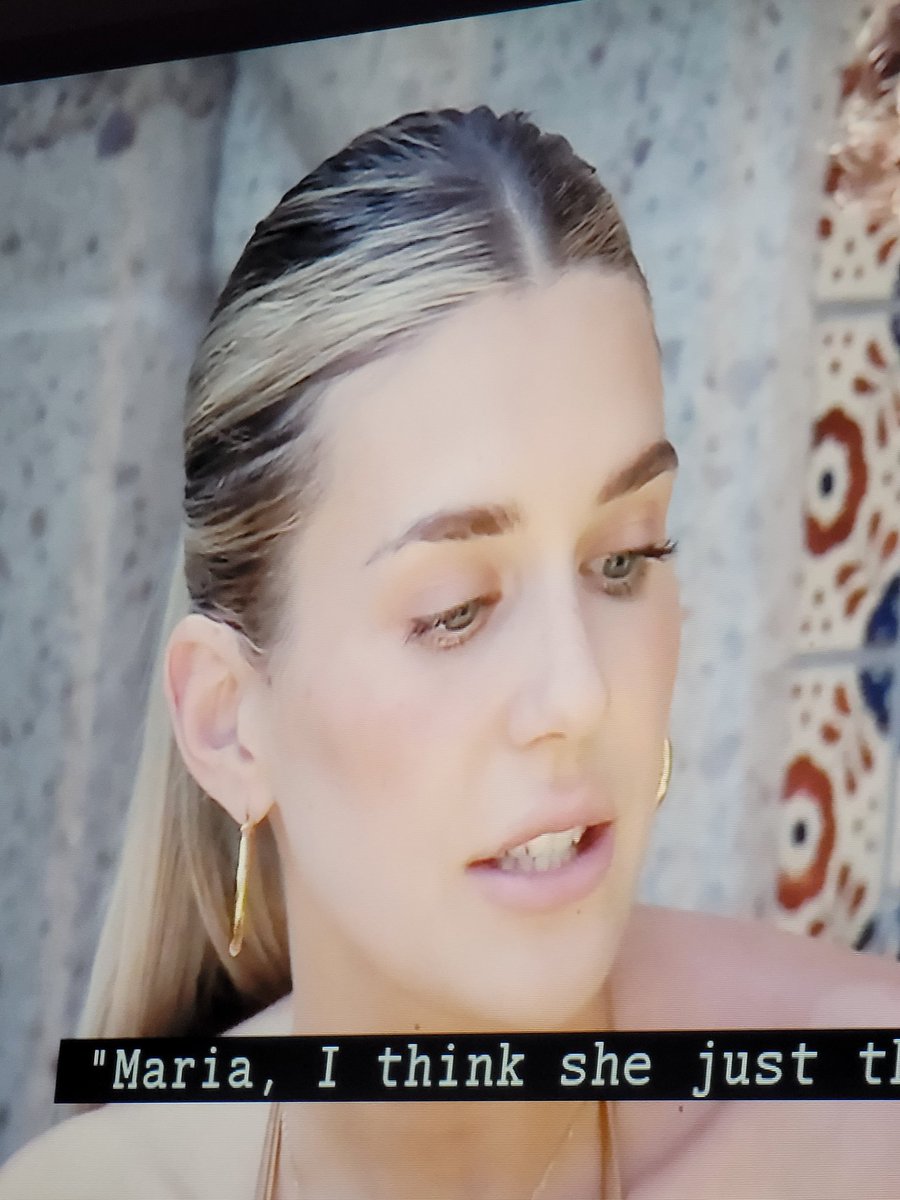 therealityaf's tweet photo. I want to sit back and relax when all of a sudden, I hear this agitating, grading voice 

#TheBachelor https://t.co/Z3Vy9Rf4LS
