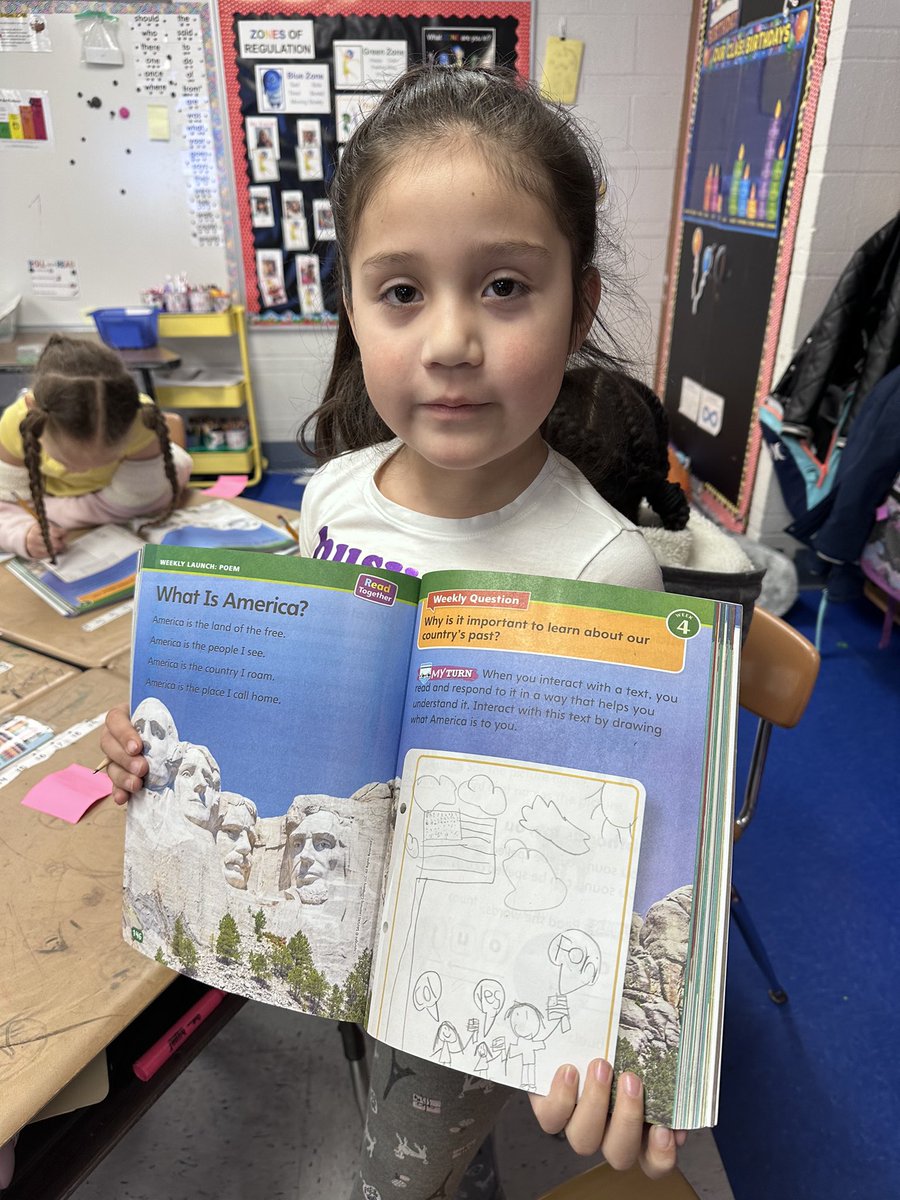 🇺🇸 Regina captures the essence of the USA through a heartfelt drawing, portraying her family united and gazing at the flag with pride. Family and patriotism in one beautiful image! #USA #FamilyFirst #TheSTRONG 💪🏽